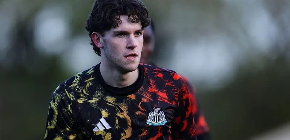 Jugador entrenando con camiseta de portero de Newcastle