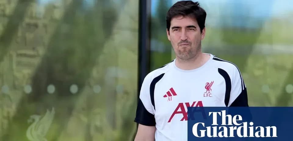 Entrenador de Liverpool caminando hacia el campo