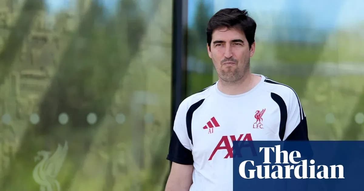 Entrenador de Liverpool caminando hacia el campo