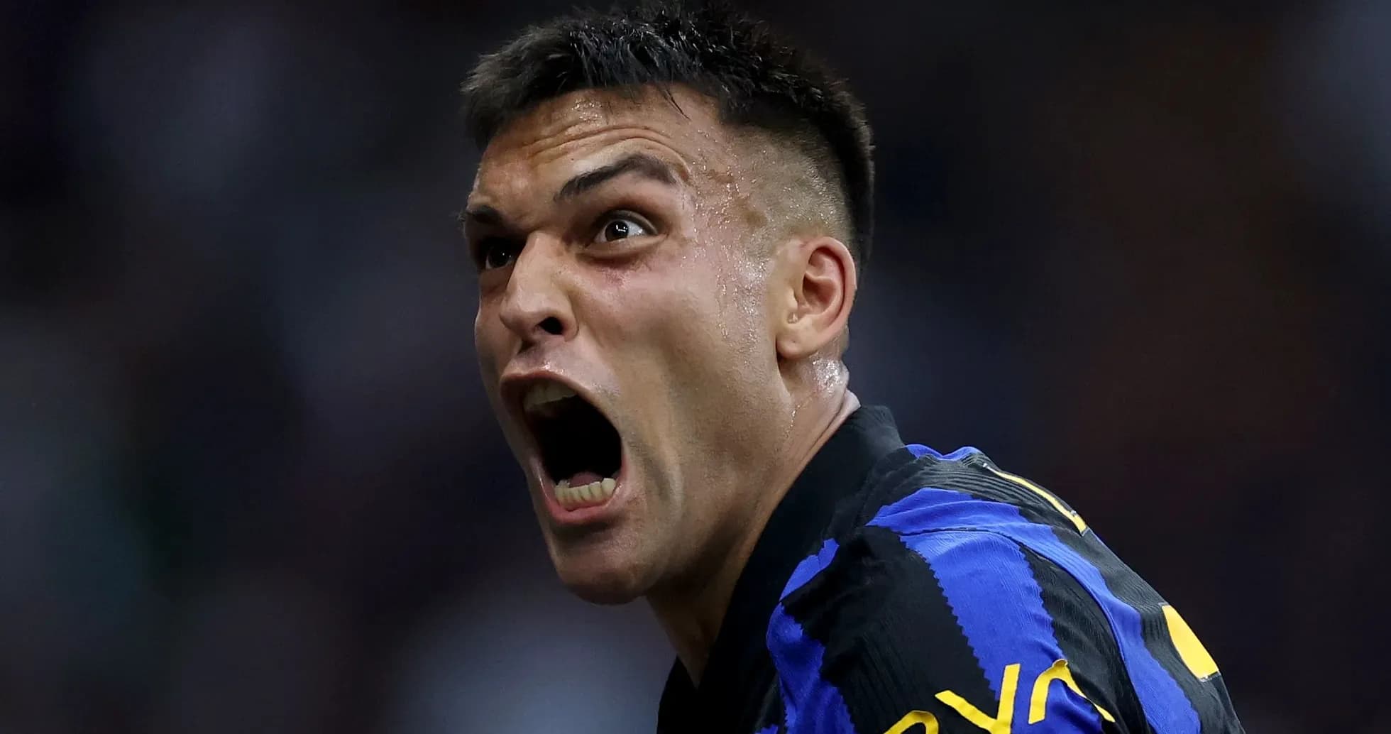 Jugador gritando en celebración durante un partido