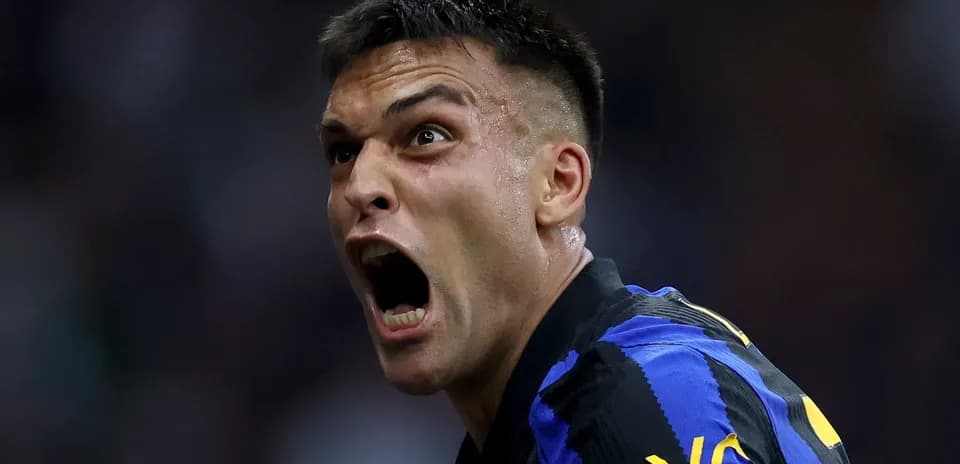 Jugador gritando en celebración durante un partido