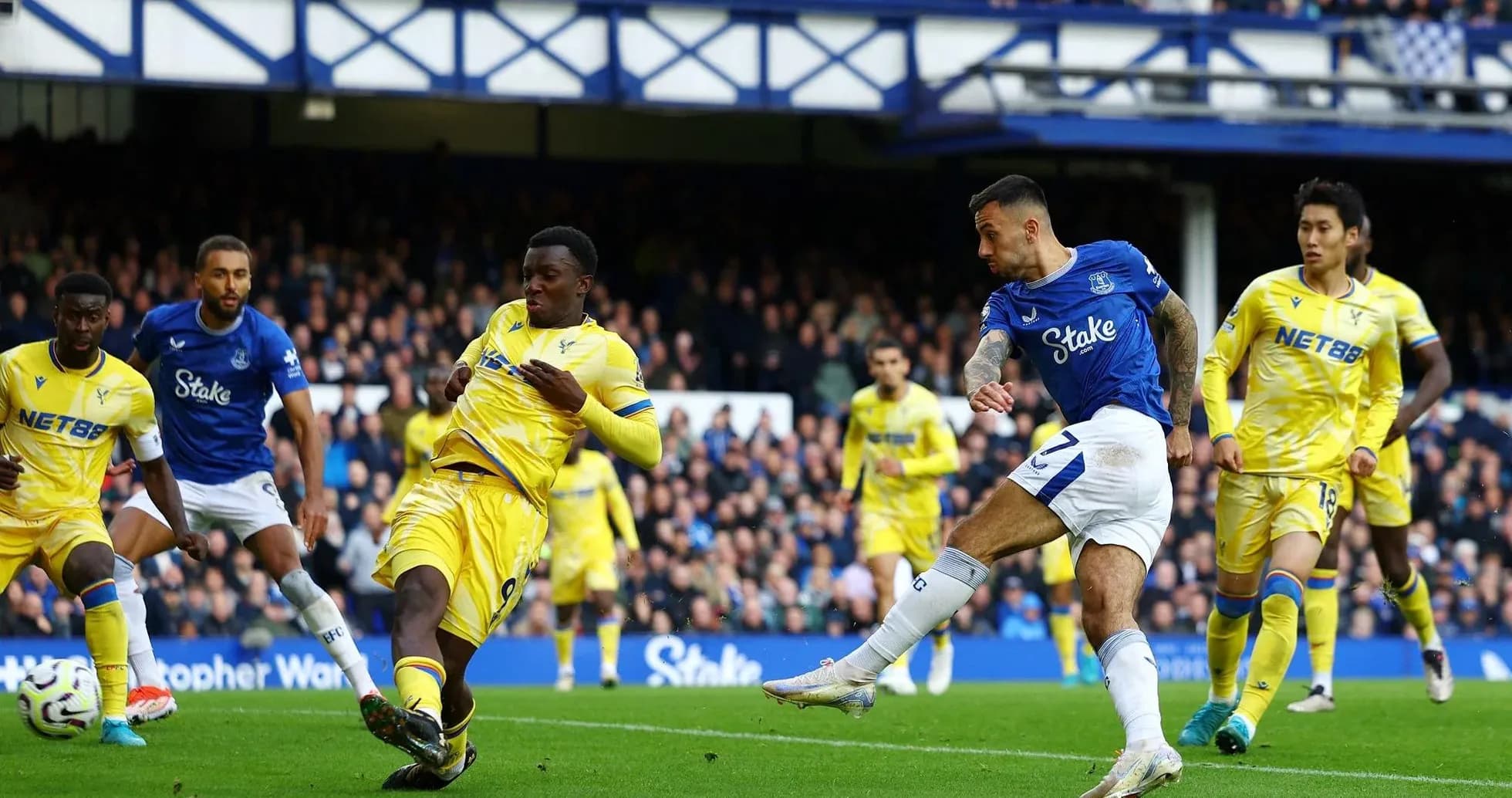 Jugadores de Everton y Crystal Palace en acción