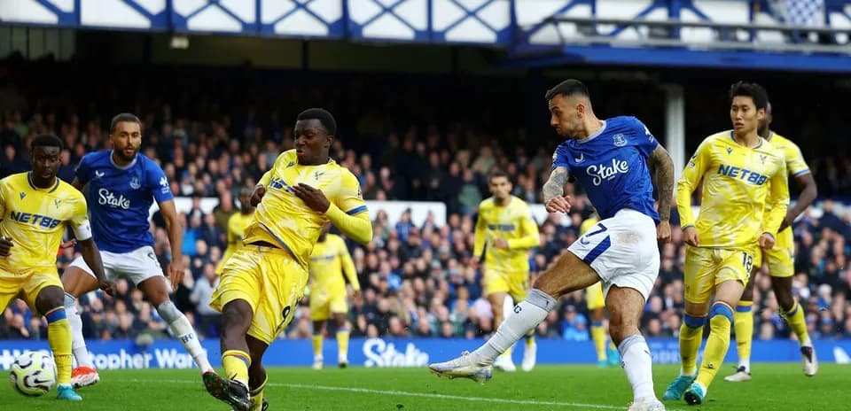 Jugadores de Everton y Crystal Palace en acción
