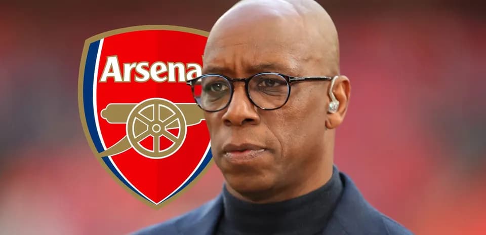 Hombre con gafas frente al escudo del Arsenal