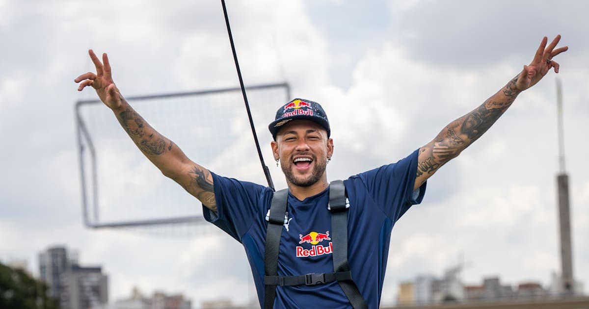Neymar sonriendo con los brazos levantados en evento