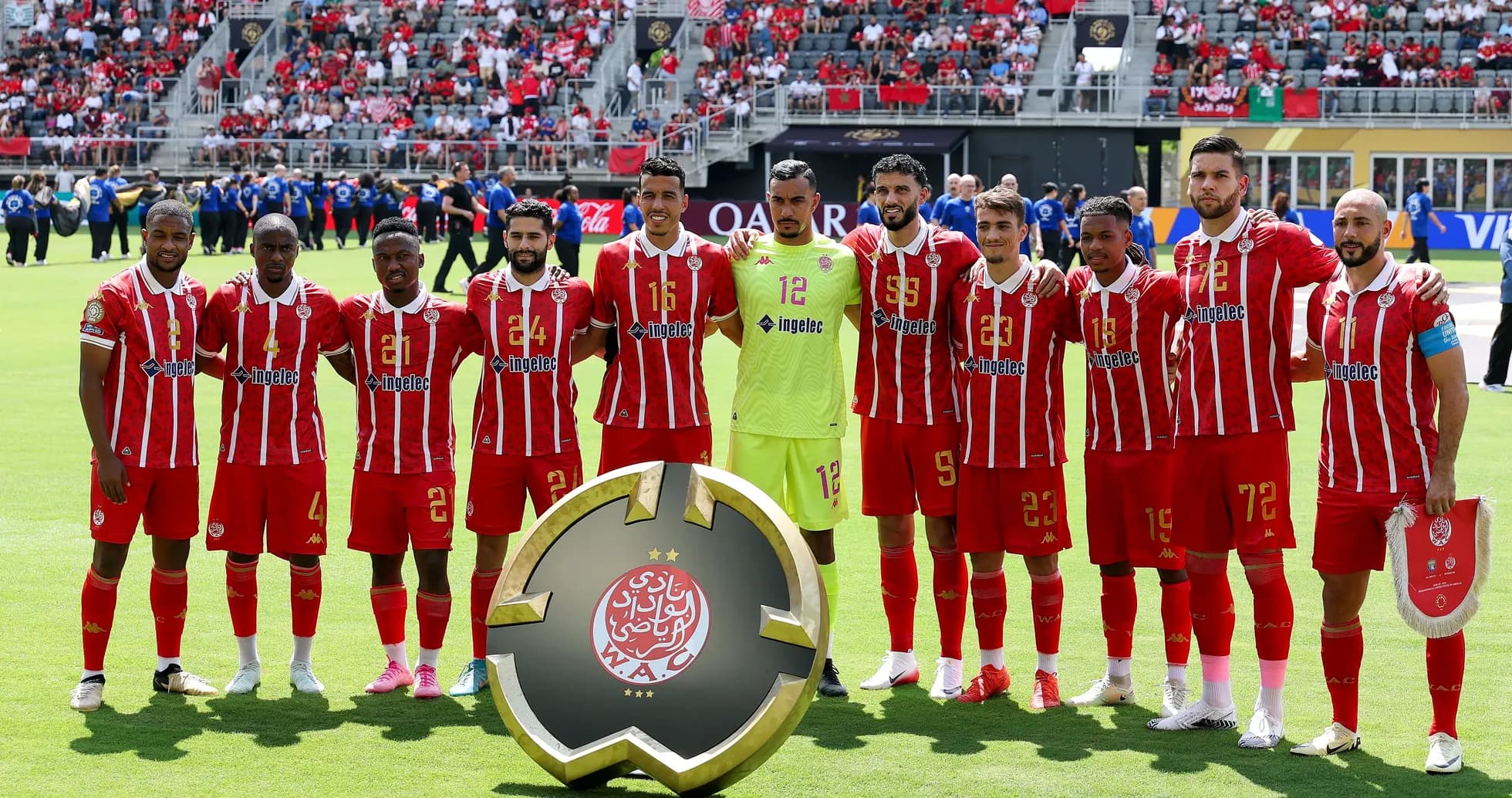 Equipo de Wydad Casablanca posando con trofeo