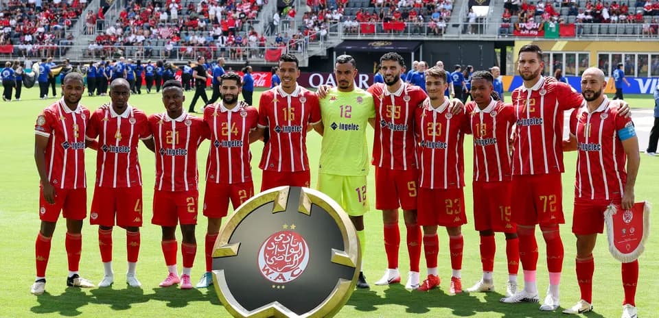 Equipo de Wydad Casablanca posando con trofeo