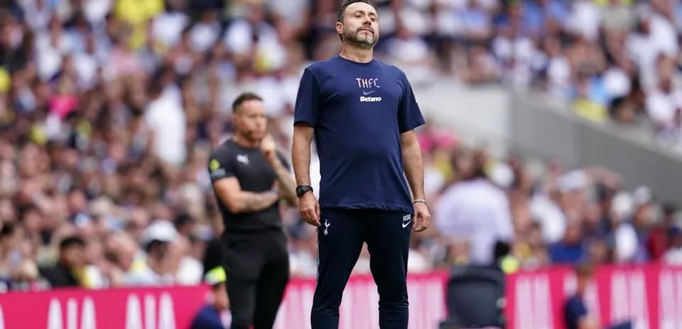 Entrenador de Tottenham en el banquillo durante partido
