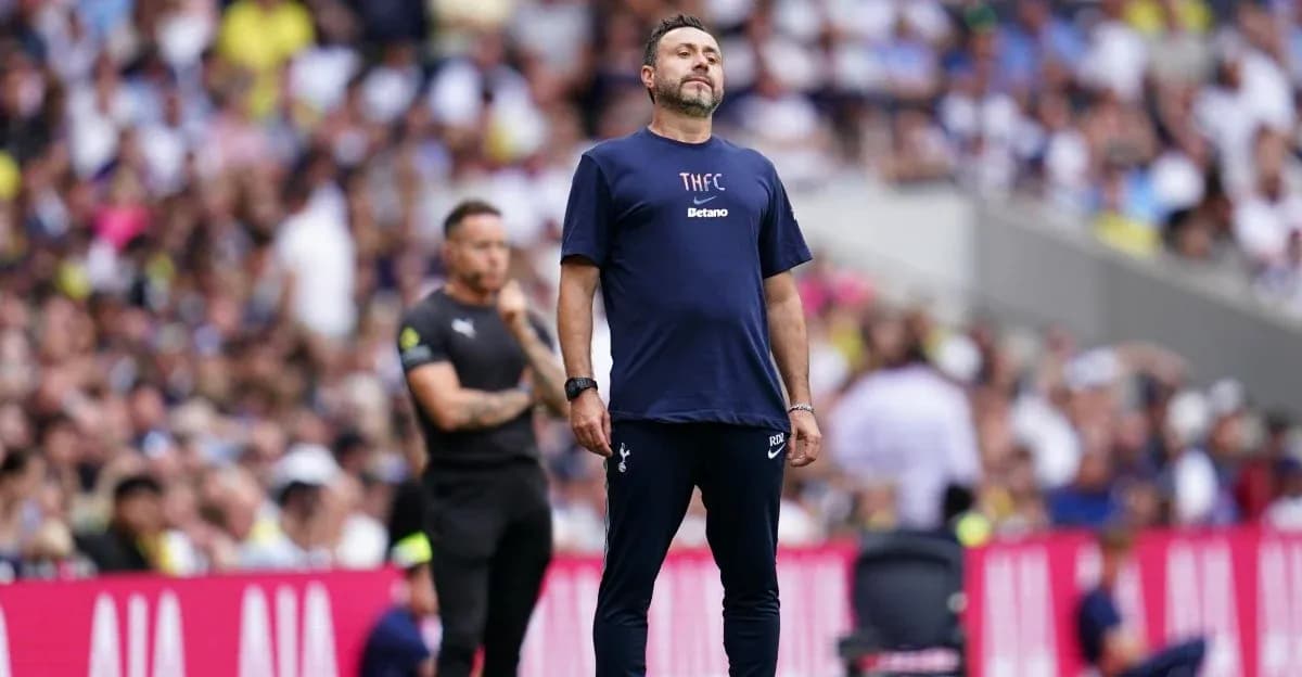 Entrenador de Tottenham en el banquillo durante partido