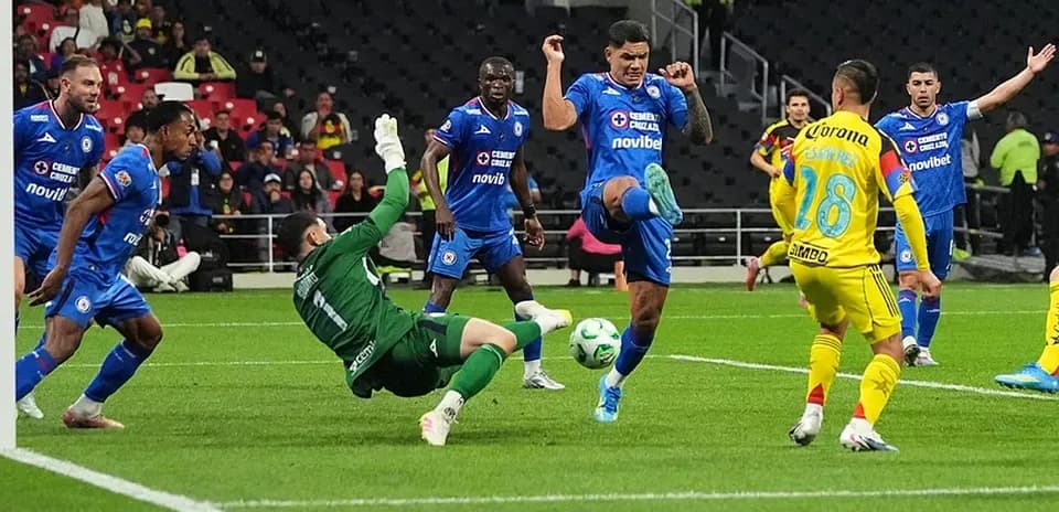 Jugador de Cruz Azul intentando anotar un gol