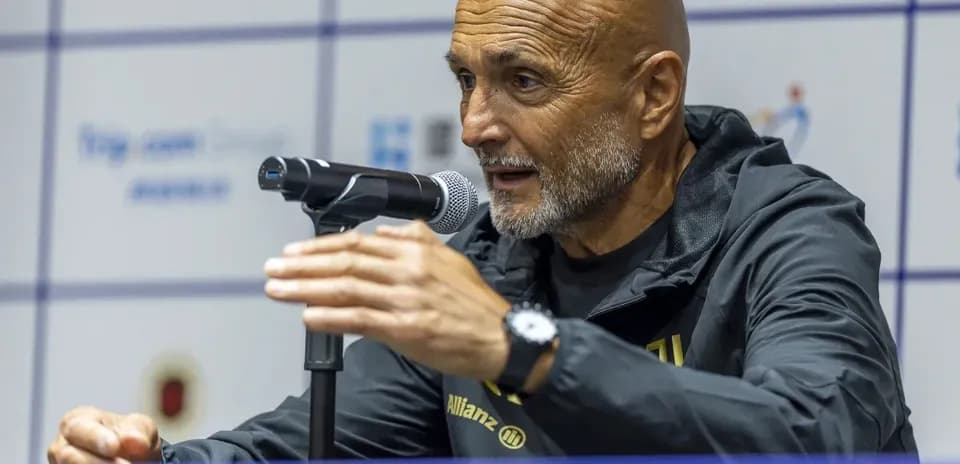 Entrenador hablando en una rueda de prensa