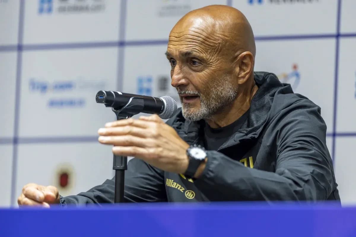 Entrenador hablando en una rueda de prensa