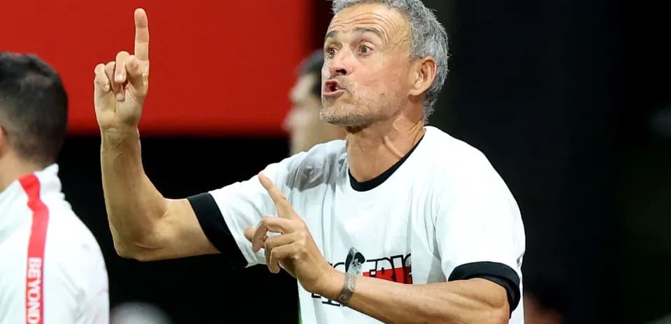 Entrenador dirigiendo a su equipo desde la línea de banda