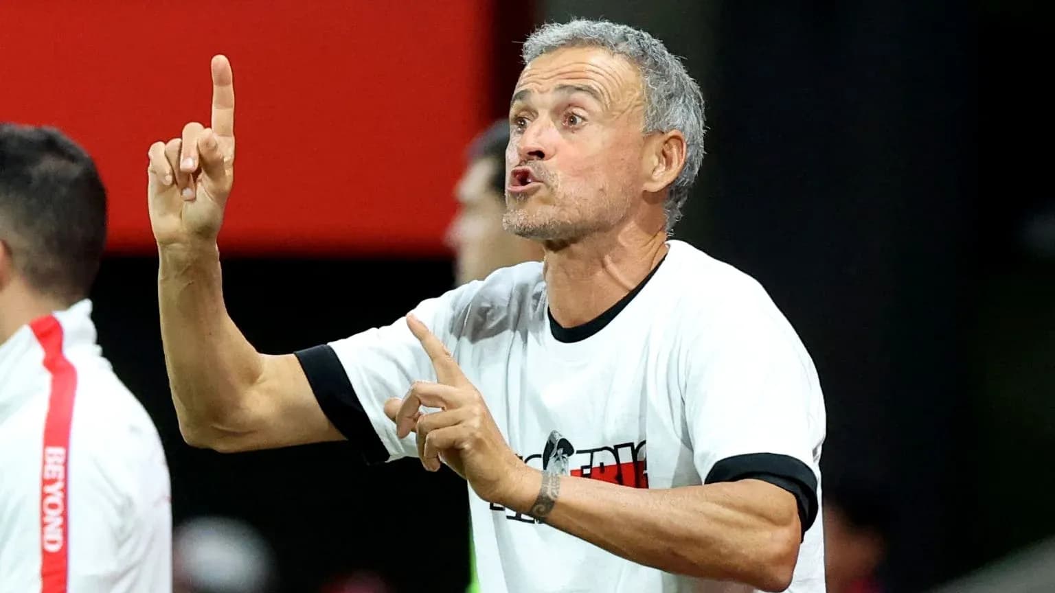 Entrenador dirigiendo a su equipo desde la línea de banda