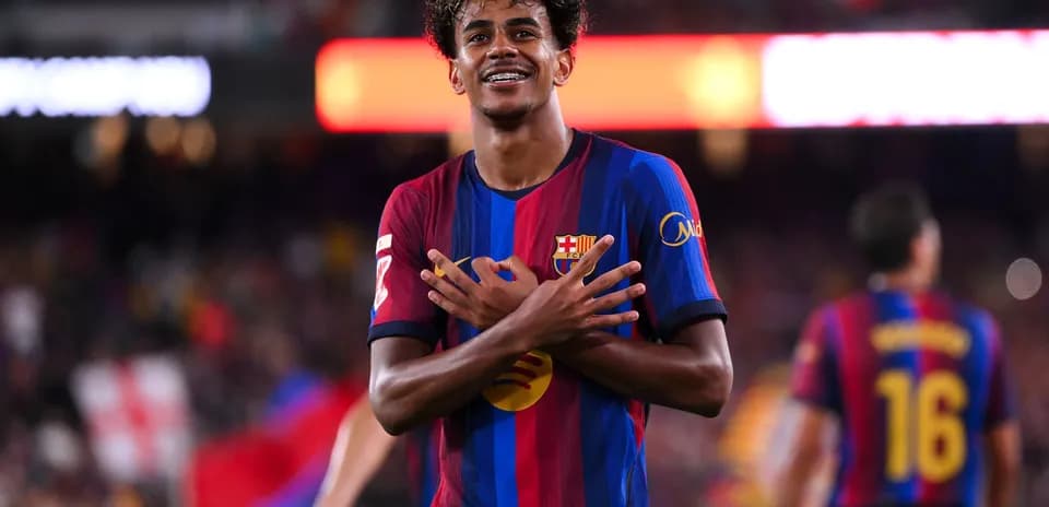 Jugador de FC Barcelona celebrando un gol en el campo