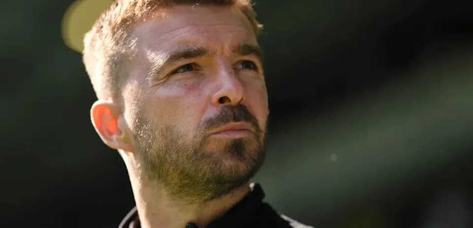 Entrenador mirando hacia el campo antes del partido
