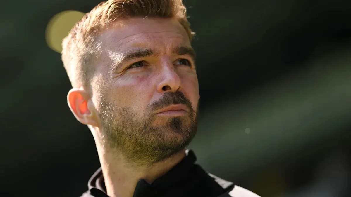 Entrenador mirando hacia el campo antes del partido