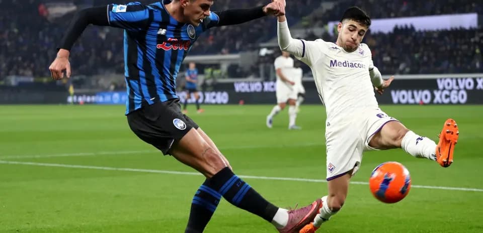 Futbolista de Atalanta defendiendo a jugador de Fiorentina