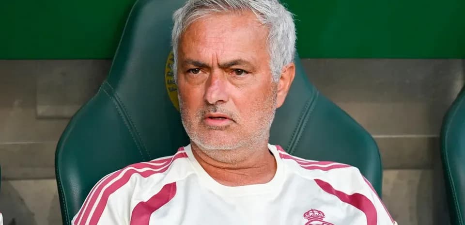 Entrenador sentado en el banquillo durante partido