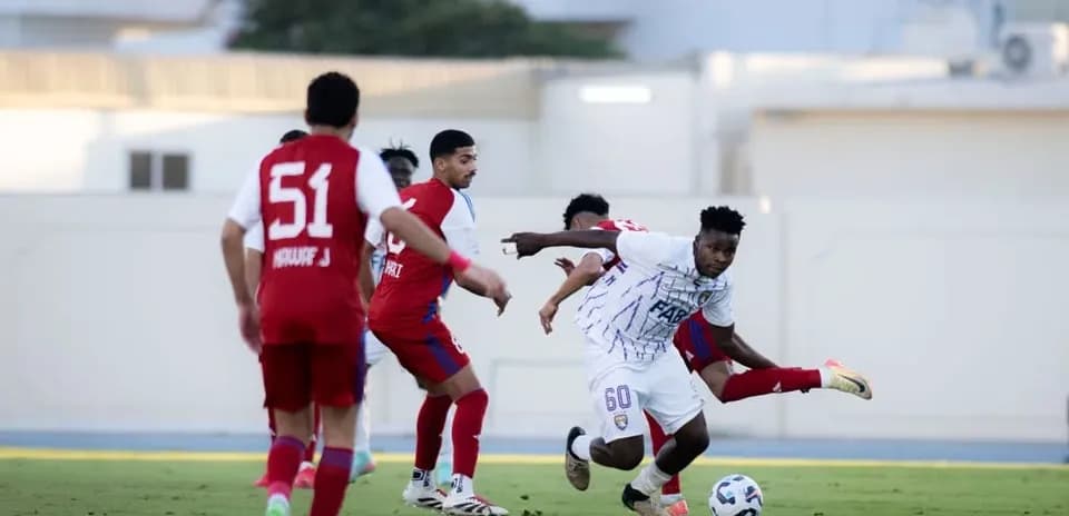 Jugador de Al Ain U23 driblando a un rival