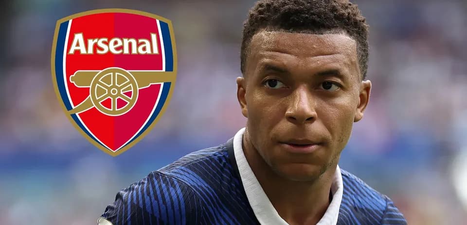Jugador mirando con logo de Arsenal de fondo