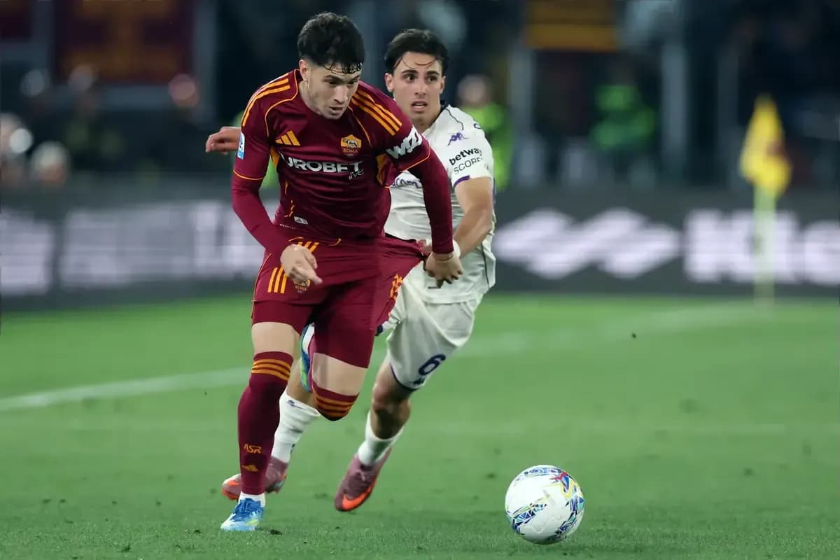 Jugador de Roma corriendo mientras es perseguido
