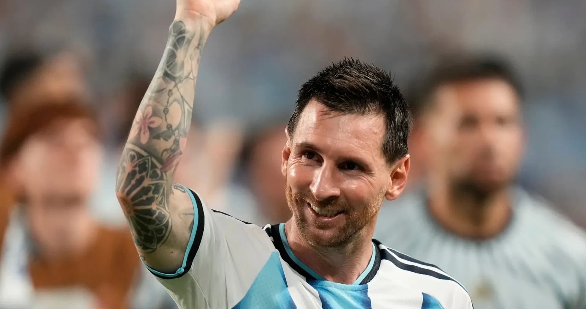 Lionel Messi levantando el puño tras partido