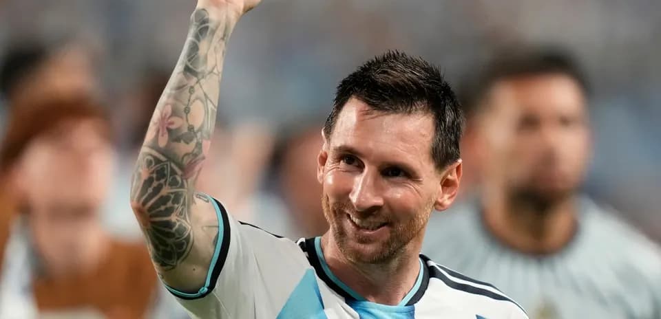 Lionel Messi levantando el puño tras partido