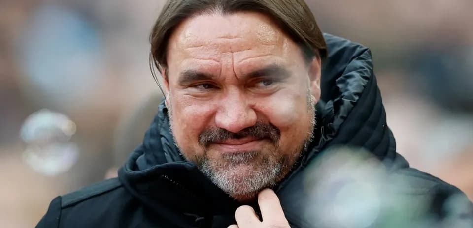 Entrenador con abrigo en evento deportivo