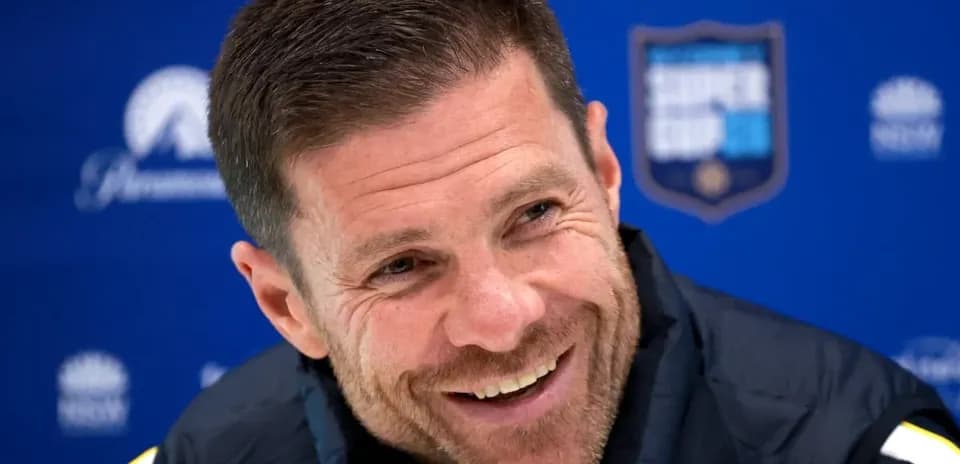 Entrenador sonriente en conferencia de prensa