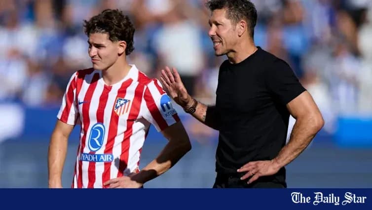 Entrenador hablando con jugador de Atlético de Madrid