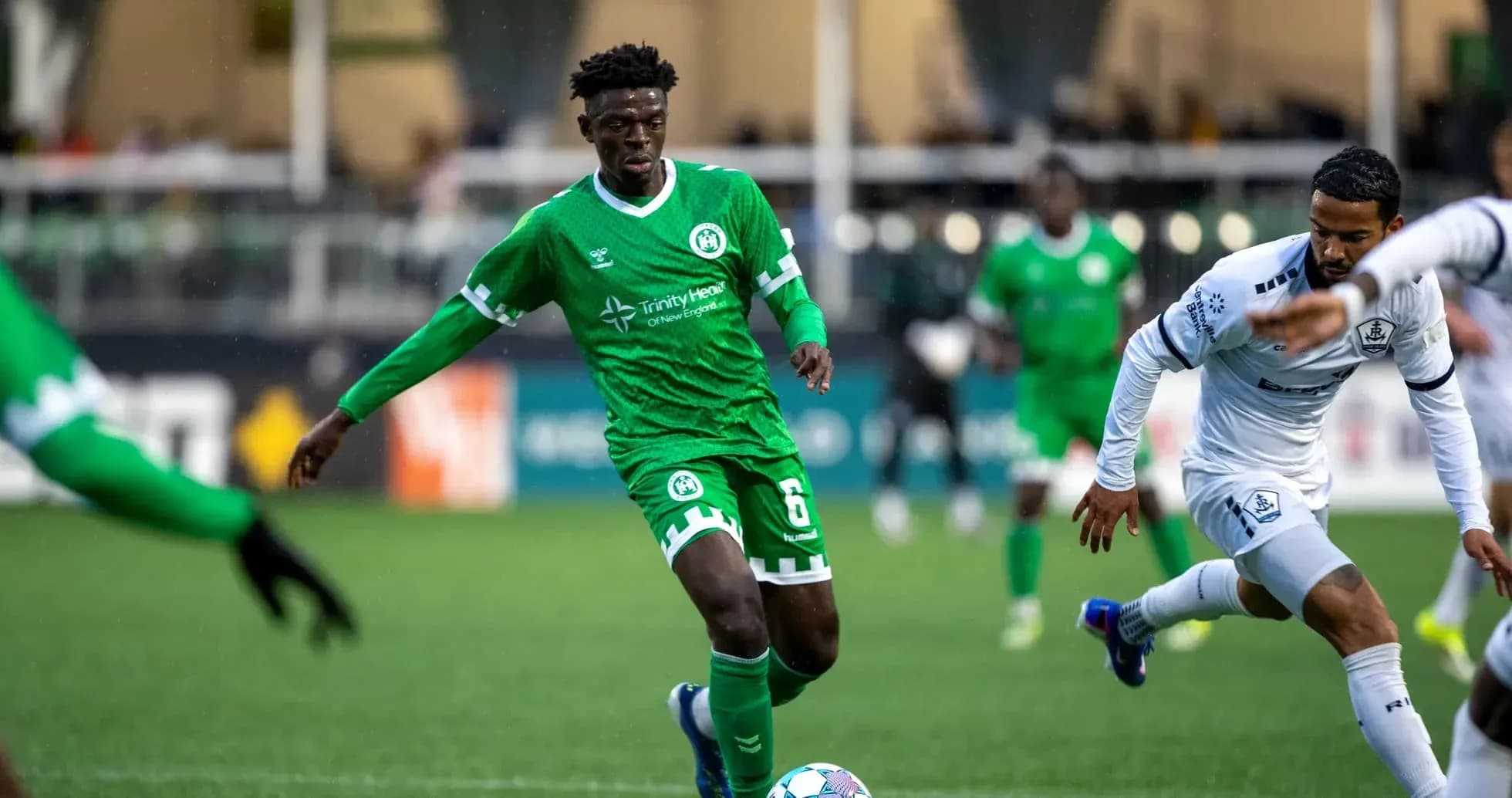 Jugador del NY Cosmos driblando en el partido