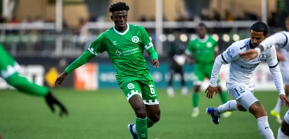 Jugador del NY Cosmos driblando en el partido