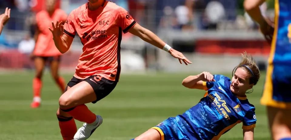 Jugadora de Bay FC y Utah Royals en acción