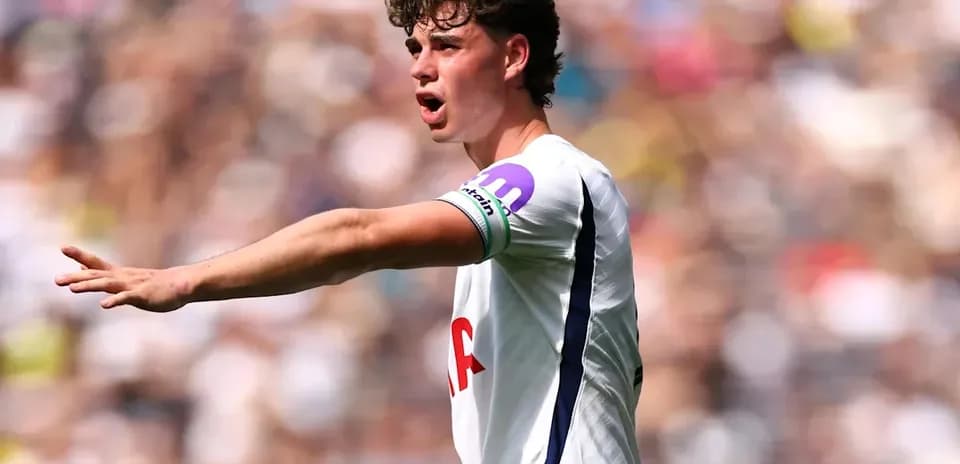 Jugador de Tottenham señalando en el campo de juego