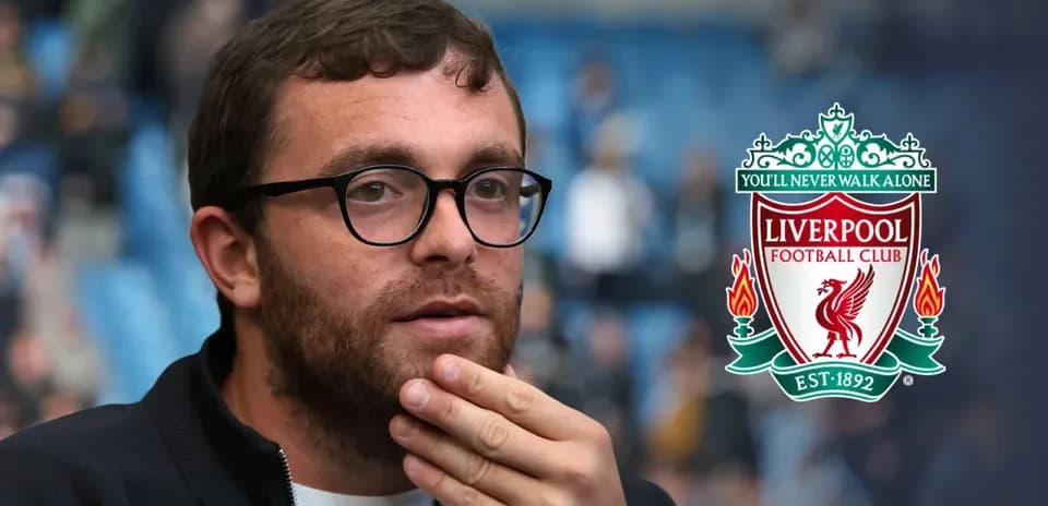 Hombre pensativo con el escudo de Liverpool detrás