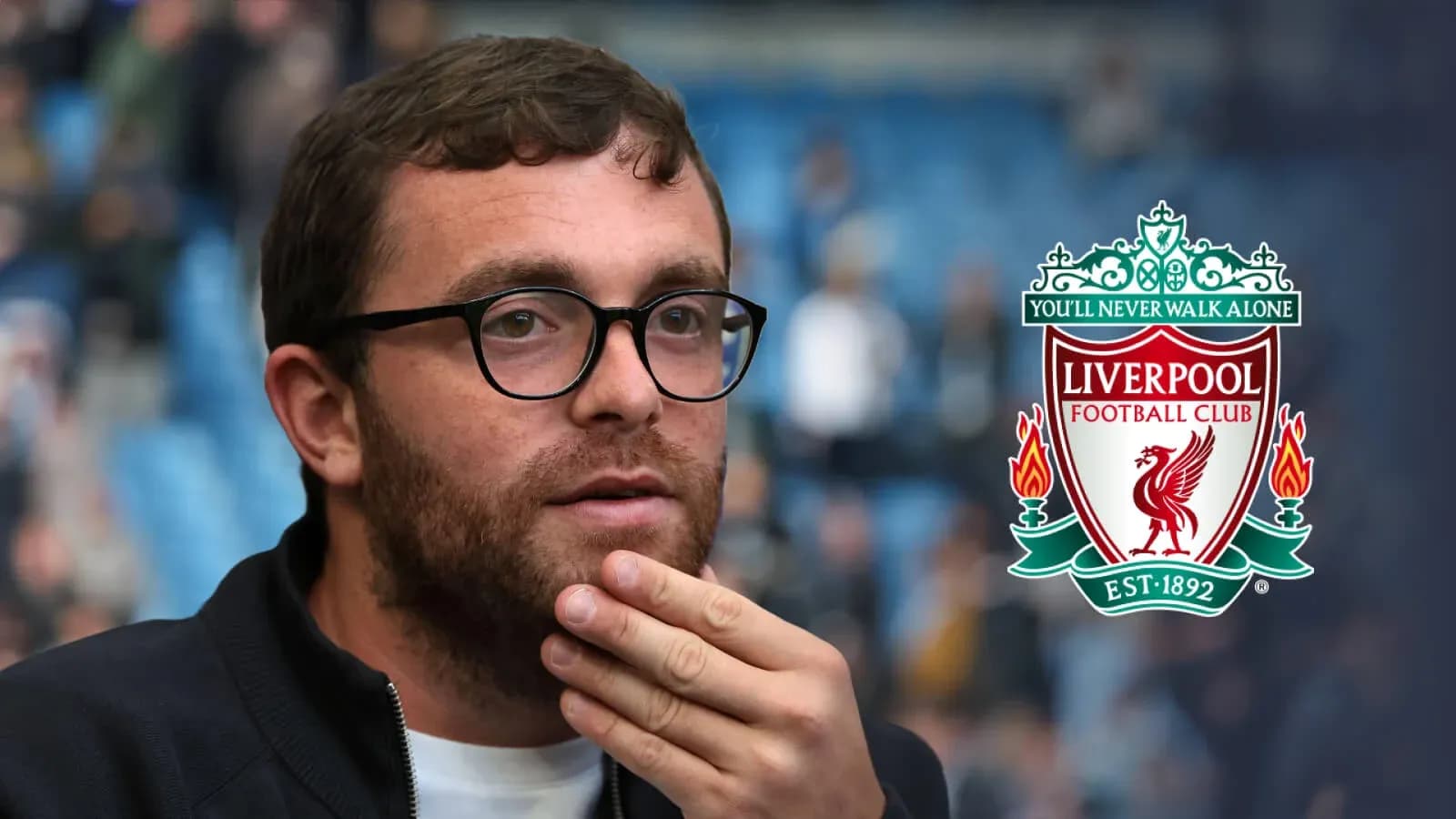 Hombre pensativo con el escudo de Liverpool detrás