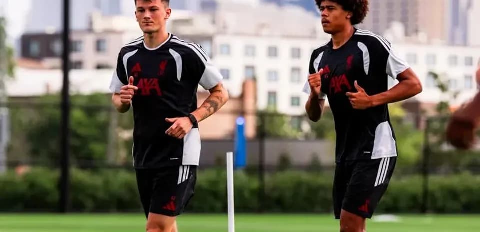 Jugadores de Liverpool corriendo durante entrenamiento