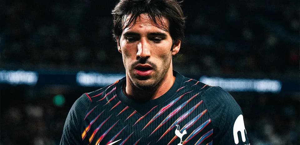 Jugador de Tottenham en uniforme durante partido
