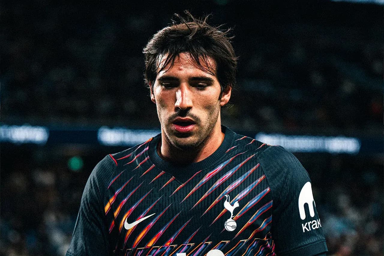 Jugador de Tottenham en uniforme durante partido