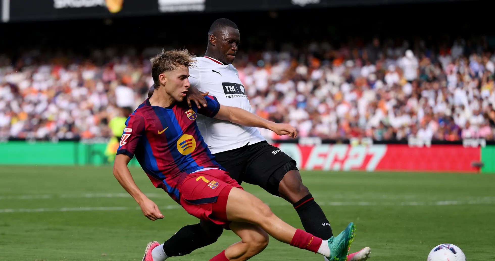 Jugador de Barcelona deslizándose para recuperar el balón