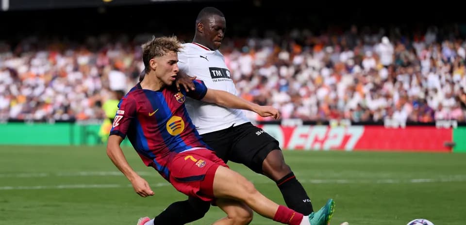 Jugador de Barcelona deslizándose para recuperar el balón