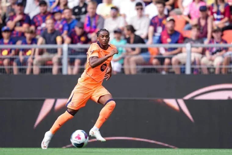 Jugador corriendo con balón durante el partido