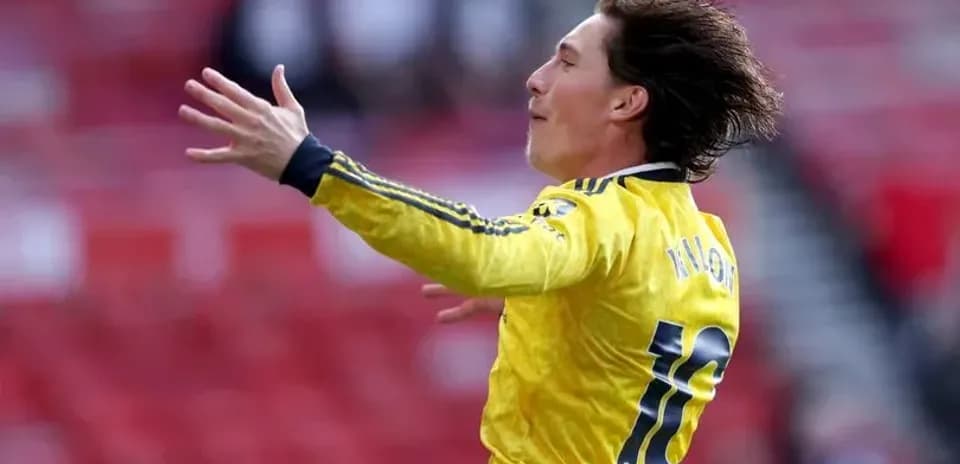 Jugador celebrando un gol en el estadio