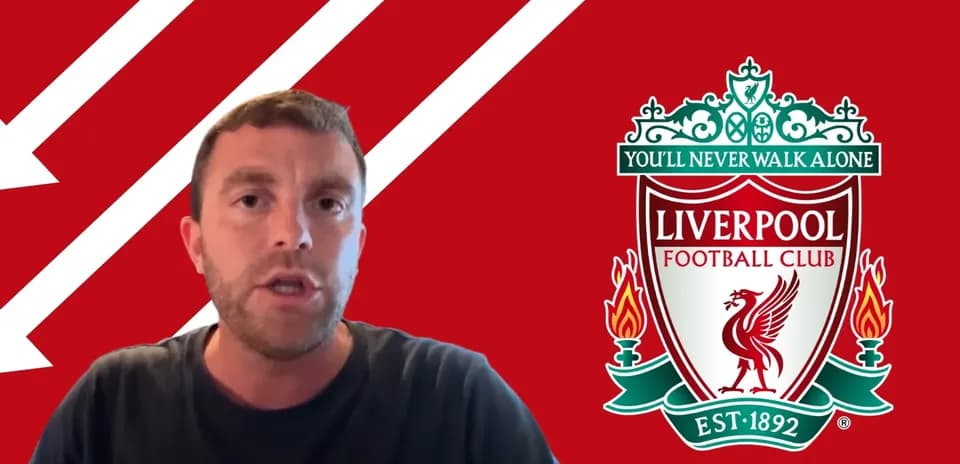Persona hablando frente al logo de Liverpool FC