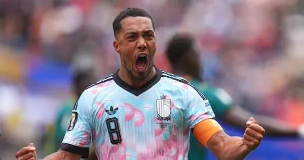 Jugador celebrando con camiseta colorida durante el partido