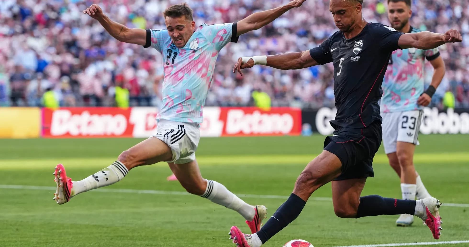 Jugador estadounidense pateando el balón en el partido