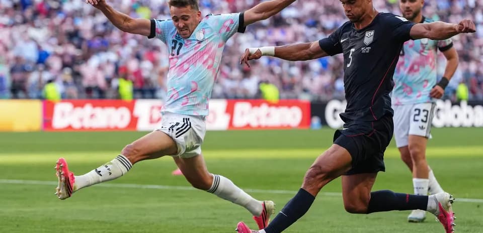 Jugador estadounidense pateando el balón en el partido