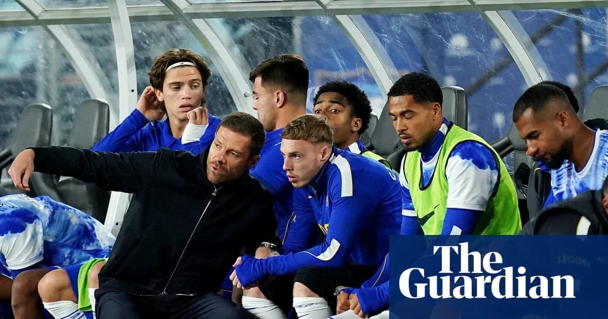 Entrenador conversando con jugadores en el banquillo