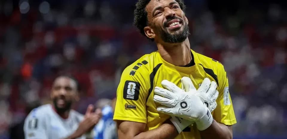 Portero celebrando con guantes tras el partido
